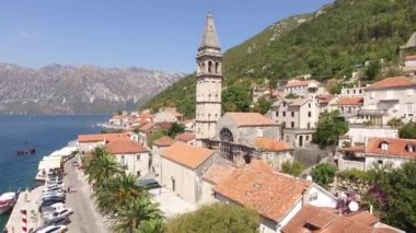 Eski şehir, Perast Kotor Koyu'ndaki, Karadağ kıyısında. İnci