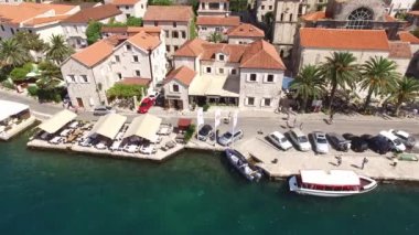 Eski şehir, Perast Kotor Koyu'ndaki, Karadağ kıyısında. İnci