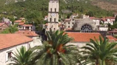 Eski şehir, Perast Kotor Koyu'ndaki, Karadağ kıyısında. İnci