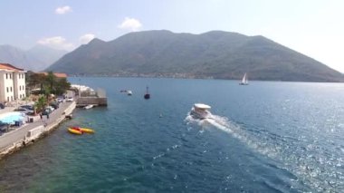 Perast bota. Tekne dok mandalina şehir Rıhtımlar üzerinde