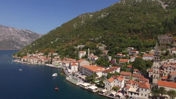 Eski şehir, Perast Kotor Koyu'ndaki, Karadağ kıyısında. İnci — Stok video