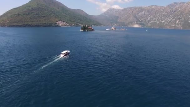 Het eiland Gospa od Skrpjela, baai van Kotor, Montenegro. Luchtfoto s — Stockvideo