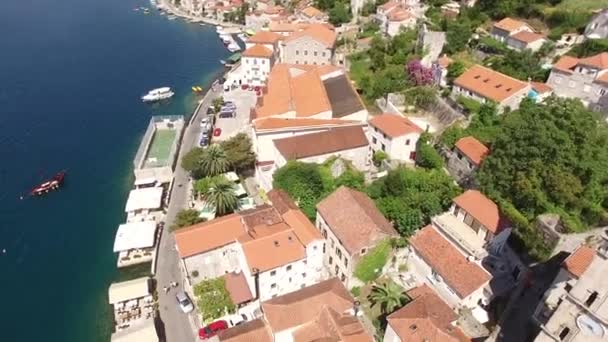 Die alte stadt von perast am ufer der kotor bucht, montenegro. th — Stockvideo