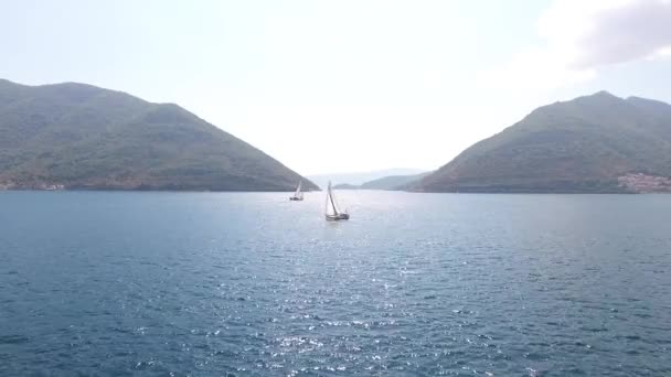 Le yacht dans la baie de Kotor, drone de photographie aérienne, Adriati — Video