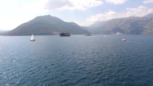 A ilha de Gospa od Skrpjela, Kotor Bay, Montenegro. Aeronáutica — Vídeo de Stock