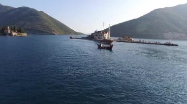 Ahşap yelkenli gemi kayaların Our Lady Adası yakınlarında. AE
