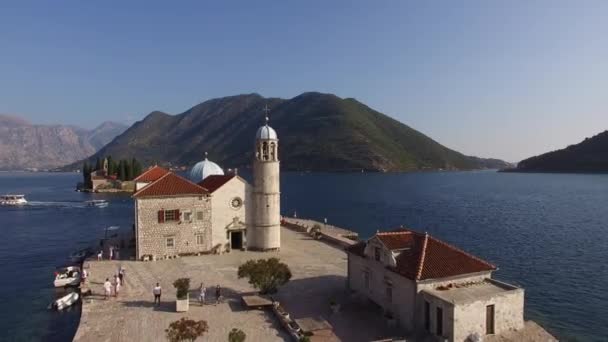 A sziget a Gospa od Skrpjela, Kotor-öböl, Montenegró. Légi s — Stock videók