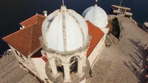 Остров Госпа од Скрпела, Которский залив, Черногория. Aerial s — стоковое видео