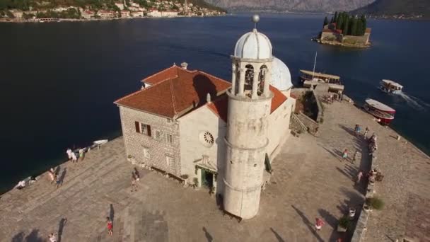 A ilha de Gospa od Skrpjela, Kotor Bay, Montenegro. Aeronáutica — Vídeo de Stock