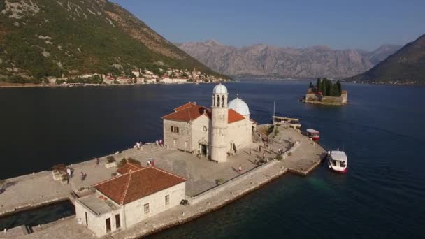 La isla de Gospa od Skrpjela, Kotor Bay, Montenegro. Aeronáutica — Vídeo de stock