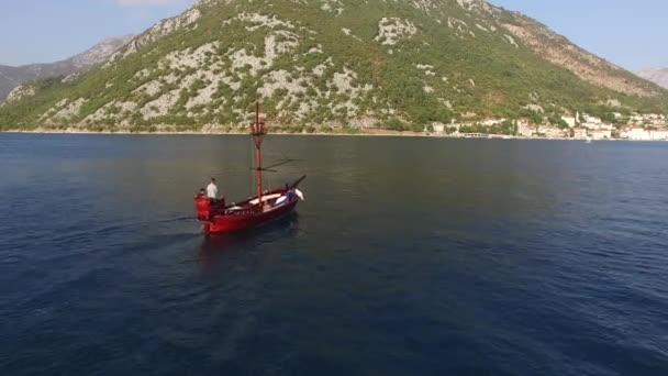 Το σκάφος στον κόλπο του Κότορ, αεροφωτογραφίες κηφήνας, Adriati — Αρχείο Βίντεο