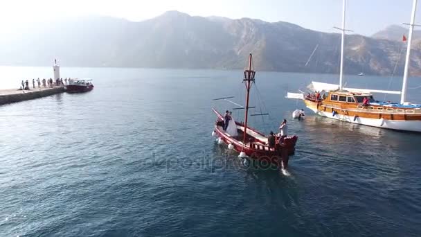 Boka Kotorska Golf van Kotor met twee eilanden Gospa od Skrpjela onze Lieve Vrouwe van de rotsen en Sveti Dordje — Stockvideo