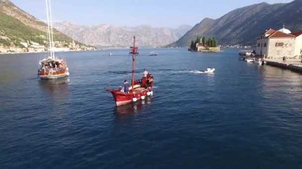 Boka Kotorská zálivu Kotor se dvěma ostrovy Gospa od Skrpjela Panny skal a Sveti Dordje — Stock video