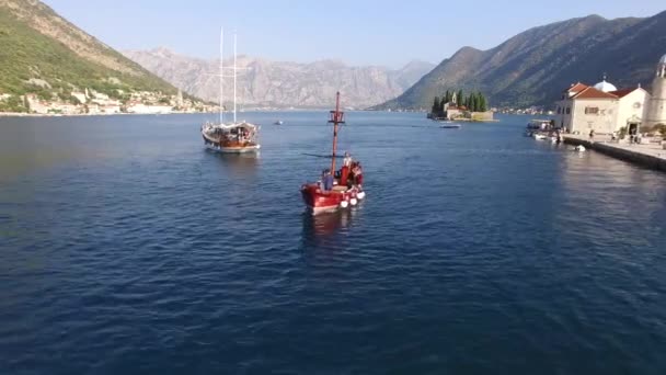 Boka Kotorska Kotor Körfezi ile iki ada Gospa od Skrpjela Our Lady kayalar ve Sveti Dordje — Stok video