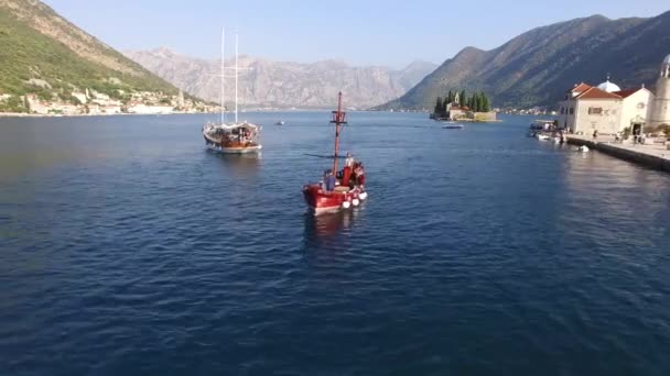 Boka Kotorska golfo de Kotor con dos islas Gospa od Skrpjela Nuestra Señora de las Rocas y Sveti Dordje — Vídeos de Stock