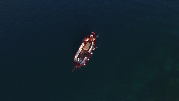 Boka kotorska kotor bucht mit zwei inseln gospa od skrpjela unsere felsendame und sveti dordje — Stockvideo