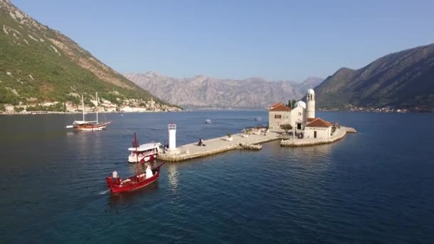 Boka Kotorska viken av Kotor med två öarna Gospa od Skrpjela Our Lady of klippor och Sveti Dordje — Stockvideo