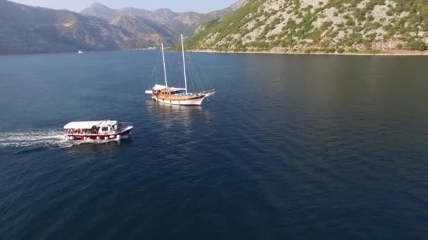 Boka Kotorska golfo di Kotor con due isole Gospa od Skrpjela Nostra Signora delle Rocce e Sveti Dordje — Video Stock