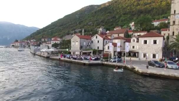 Eski şehir, Perast Kotor Koyu'ndaki, Karadağ kıyısında. İnci — Stok video