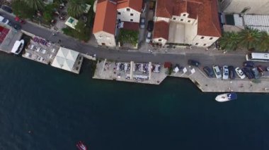 Eski şehir, Perast Kotor Koyu'ndaki, Karadağ kıyısında. İnci