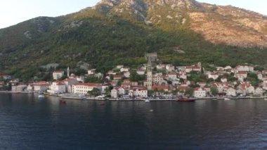 Eski şehir, Perast Kotor Koyu'ndaki, Karadağ kıyısında. İnci