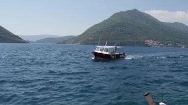 Perast bota. Tekne dok mandalina şehir Rıhtımlar üzerinde