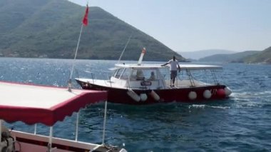Perast bota. Tekne dok mandalina şehir Rıhtımlar üzerinde