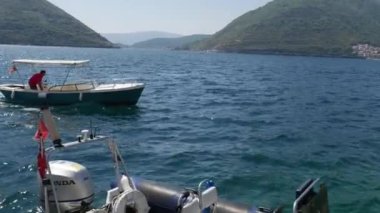Perast bota. Tekne dok mandalina şehir Rıhtımlar üzerinde