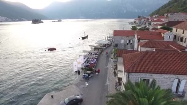 De oude stad van Perast aan de oever van de baai van Kotor, Montenegro. Th — Stockvideo