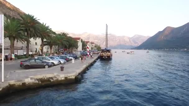 El casco antiguo de Perast en la orilla de la bahía de Kotor, Montenegro. Th — Vídeos de Stock