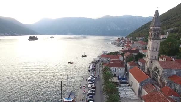 El casco antiguo de Perast en la orilla de la bahía de Kotor, Montenegro. Th — Vídeos de Stock