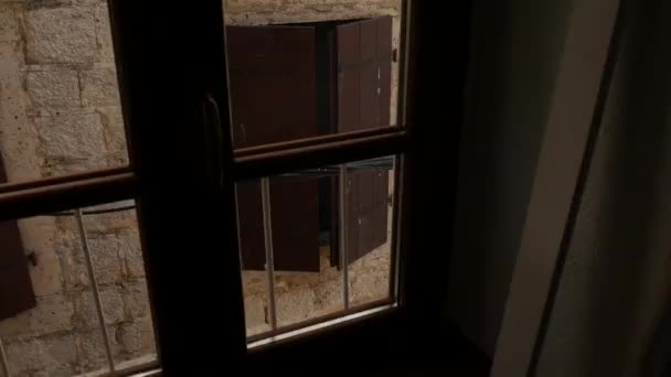 Коричневі віконні дерев'яні жалюзі. Фасаду будинків у Чорногорії — стокове відео