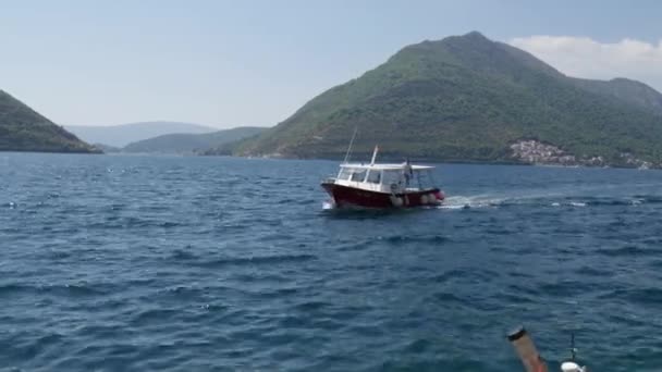 Boot in Perast. Bootsanlegestelle an der Uferpromenade der Stadt Peras — Stockvideo