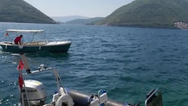 Barco en Perast. Muelle en el muelle de la ciudad de Peras — Vídeos de Stock