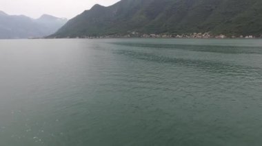 Kotor Koyu'ndaki Karadağ. Havadan çekim
