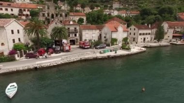 Eski şehir, Perast Kotor Koyu'ndaki, Karadağ kıyısında. İnci
