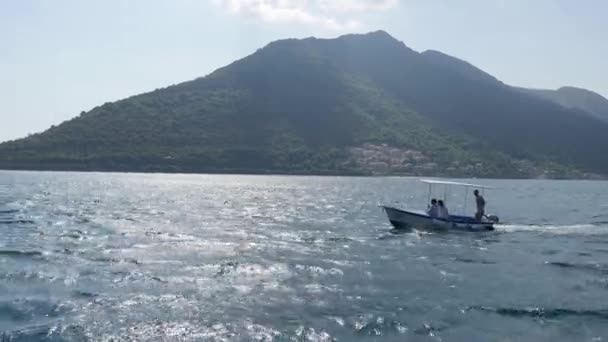 Σκάφος σε Perast. Αποβάθρα βάρκα στη θάλασσα από την πόλη της ανθρώπους — Αρχείο Βίντεο
