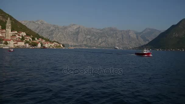 Barco na Baía de Kotor. Montenegro, a água do Adriático — Vídeo de Stock