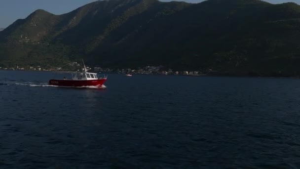 Boot in de baai van Kotor. Montenegro, het water van de Adriatische Zee — Stockvideo