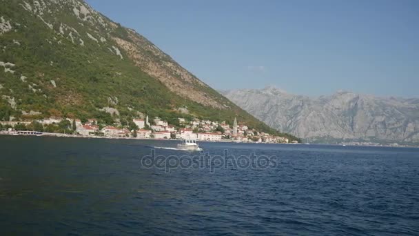 Barca în Golful Kotor. Muntenegru, apa Adriaticii — Videoclip de stoc