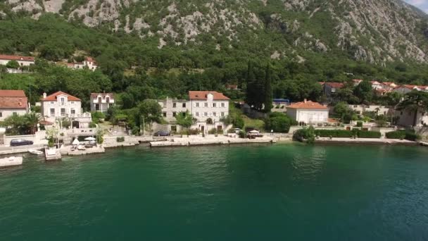 Villan ligger i byn av Ljuta. Montenegro, Kotor Bay, Adr — Stockvideo