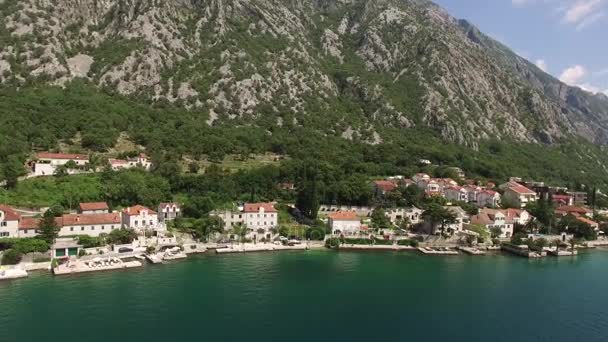 Villan ligger i byn av Ljuta. Montenegro, Kotor Bay, Adr — Stockvideo