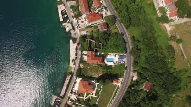 Villa met zwembad in het dorp van Ljuta. Montenegro, baai van Koto — Stockvideo