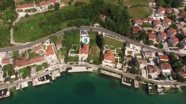 Villa mit Pool im Dorf Ljuta. Montenegro, Bucht von Koto — Stockvideo