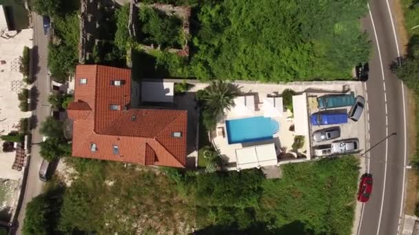 Villa met zwembad in het dorp van Ljuta. Montenegro, baai van Koto — Stockvideo