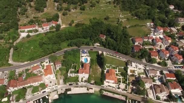 Villa met zwembad in het dorp van Ljuta. Montenegro, baai van Koto — Stockvideo