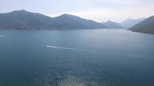 Boot in de baai van Kotor. Montenegro, het water van de Adriatische Zee — Stockvideo