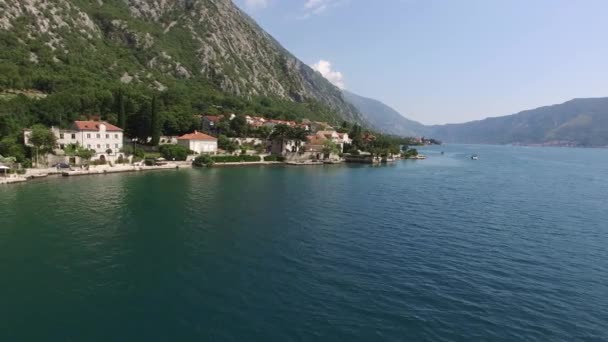 Villan ligger i byn av Ljuta. Montenegro, Kotor Bay, Adr — Stockvideo