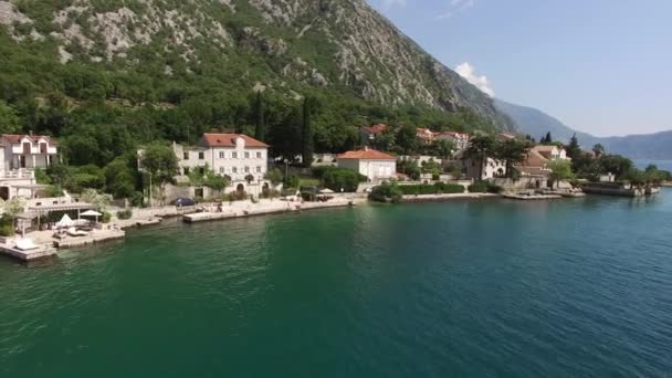 La villa si trova nel villaggio di Ljuta. Montenegro, Kotor Bay, Adr — Video Stock