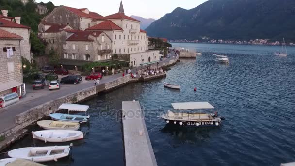 El casco antiguo de Perast en la orilla de la bahía de Kotor, Montenegro. Th — Vídeo de stock